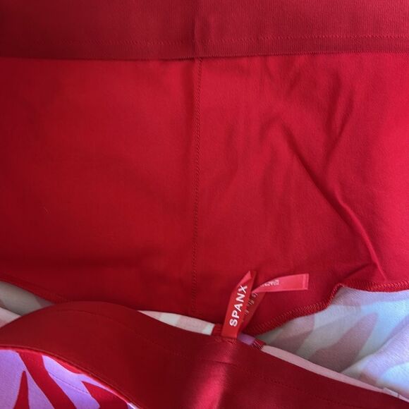 SPANX On the Go Print 4-Inch Shorts in True Red Zebra Stripe, Size XL, NWT - Picture 4 of 8